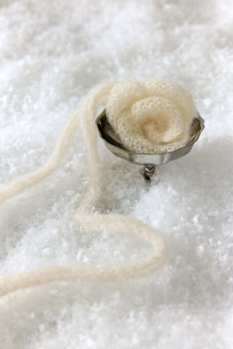 Choker Rose ręcznie wykonywany na drutach